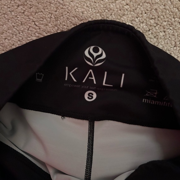 Peloton X Kali retro crop leggings black - Picture 3 of 4